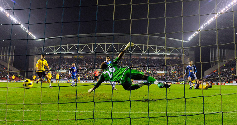 sport: Arsenal's Arshavin shoots