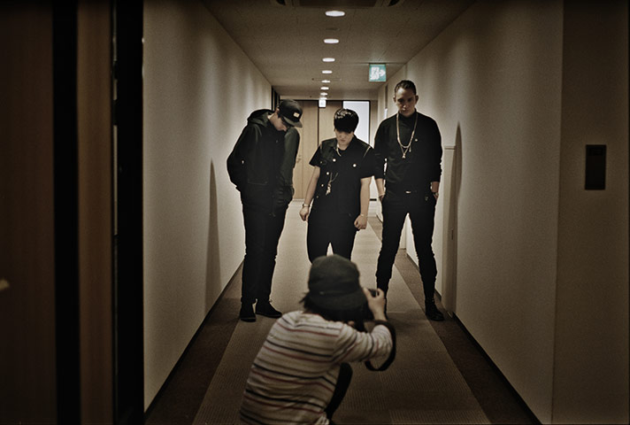 The xx: The xx are photographed by the Japanese press in Tokyo
