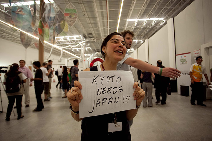 Week in Cancun COP16: tcktcktck demanding Japan to keep in the Kyoto Protocol