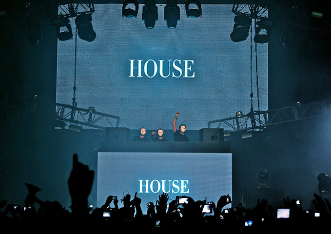 Swedish House Mafia: A masked SHM open their set on Halloween in Las Vegas