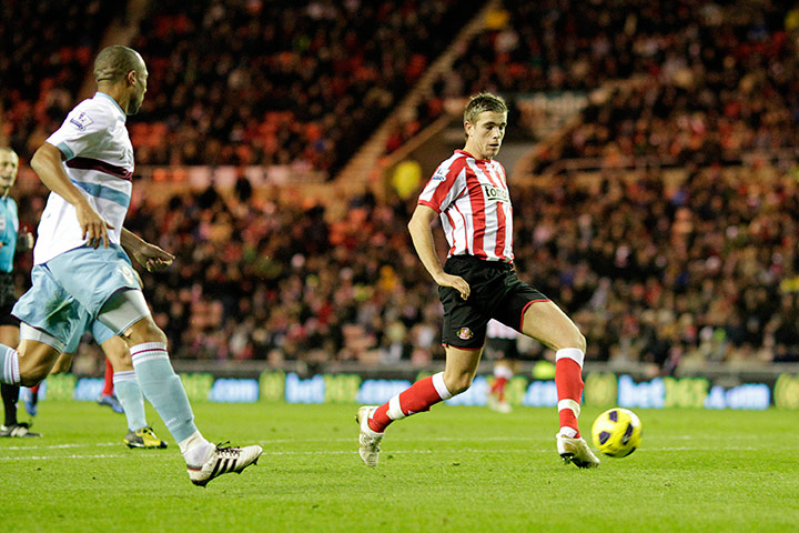 sport: Sunderland's Jordan Henderson (R) scores