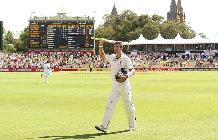 Ashes 2010: Kevin Pietersen walks off