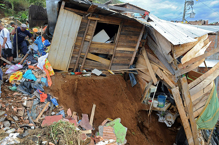 Floods: People remove rubble to find survivors following a landslide
