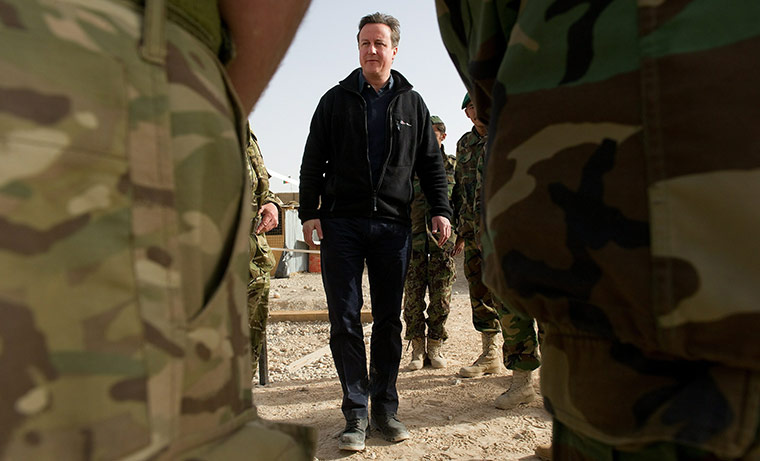 Cameron in Afghanistan : David Cameron speaks with Afghan National Army soldiers