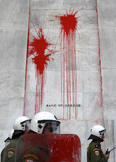 24 hours: Riot policemen in central Athens