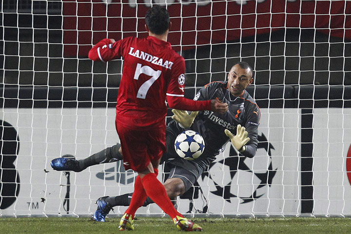Champions League Tuesday: Denny Landzaat equalises from the penalty spot against Tottenham Hotspur