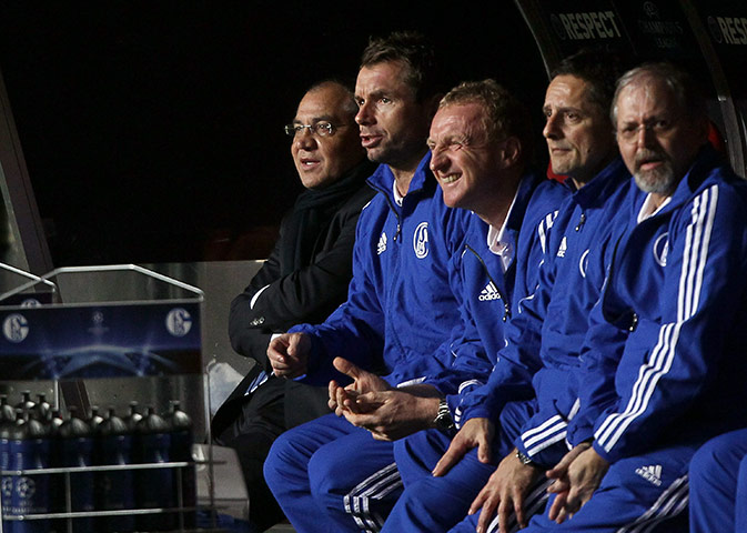 Tuesday Champions League: Schalke 04 bench watch the match against Benfica