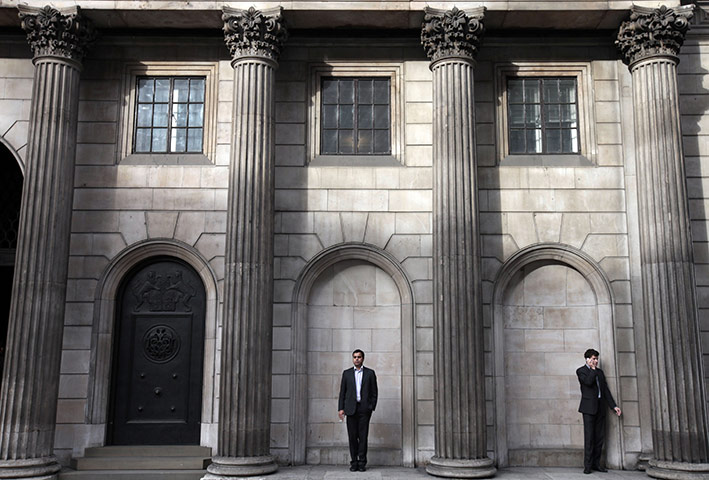 Business week in pictures: People stand outside the Bank of England