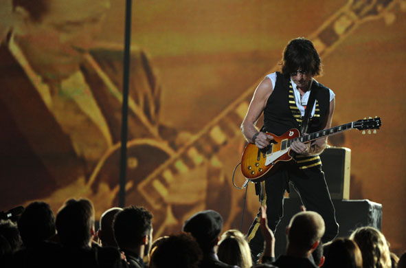 grammys: Guitarist Jeff Beck performs the Les Paul tribute  