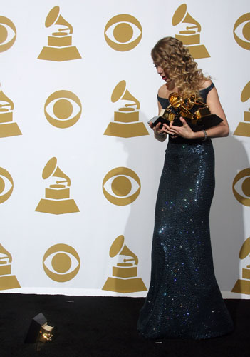 grammys: Taylor Swift drops one of her awards 