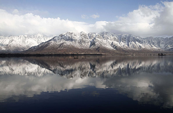 24 hours: Kashmiris row their traditional boats on the Dal Lake