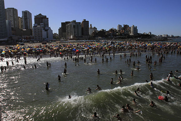 24 hours: Tourists fill the beaches in Argentina