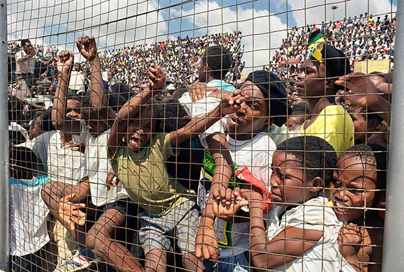Mandela prison release: February 12 1990: People try to see Nelson Mandela giving an address