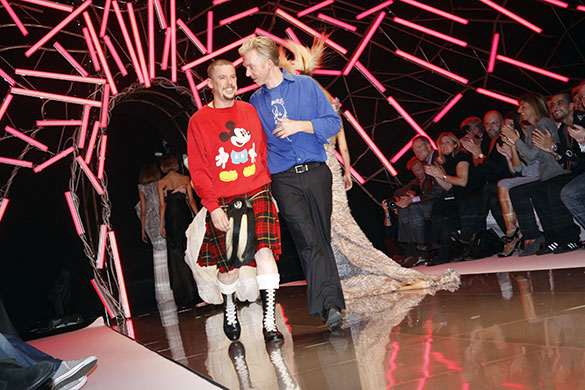 Alexander McQueen: 2007: Alexander McQueen walks the catwalk with Philip Treacy