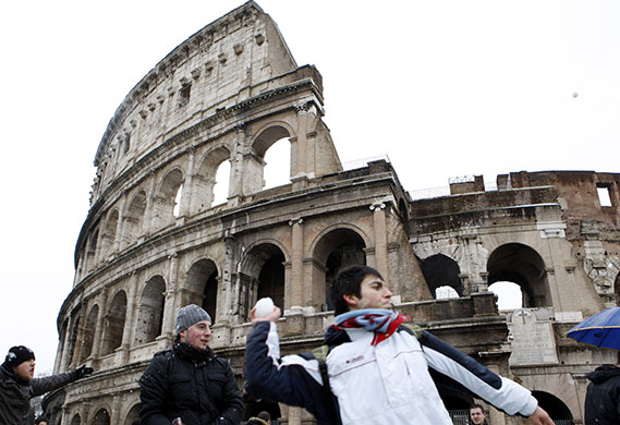 snow in Rome: Youths have a snowball fight