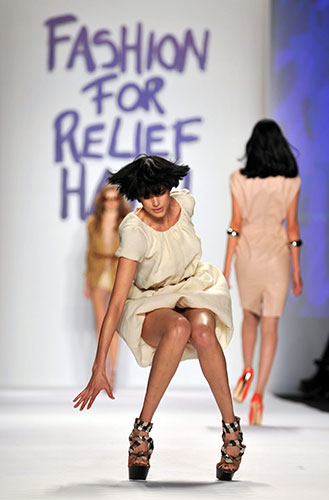 Fashion For Relief Haiti: Agyness Deyn falls during Fashion For Relief Haiti Show 