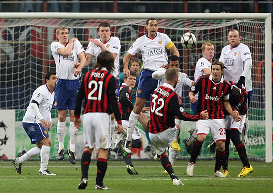 Tuesday Champions League: The United wall jumps high to attempt to block a Beckham free-kick