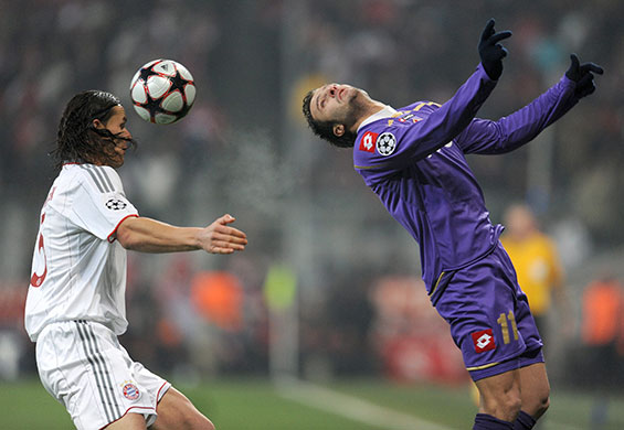 Wed Champions League: Bayern's Daniel van Buyten tries to control the ball