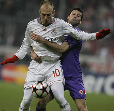 Wed Champions League: Bayern Munich's Robben and Fiorentina's Gobbi fight for the ball 