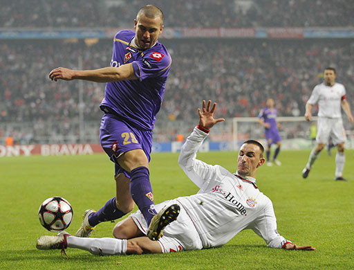Wed Champions League: Fiorentina's Lorenzo de Silvestri tackles Bayern Munich's Diego Contento 
