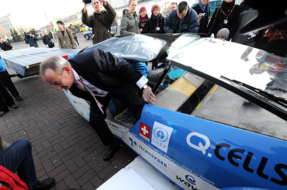 Yvo de Boer: Yvo de Boer gets out of the 'Solar Taxi'