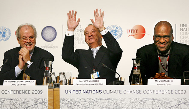 Yvo de Boer: UN climate chief Yvo de Boer gestures UN Climate Conference 2009