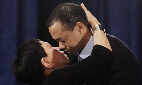 Tiger Woods apologises