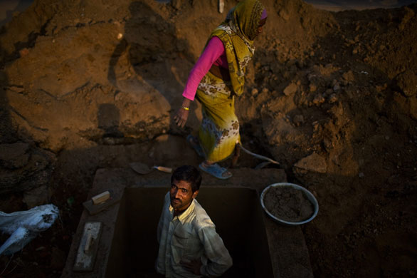 Labour in Delhi: Labour Force Work Under Difficult Conditions To Complete Commonwealth Games