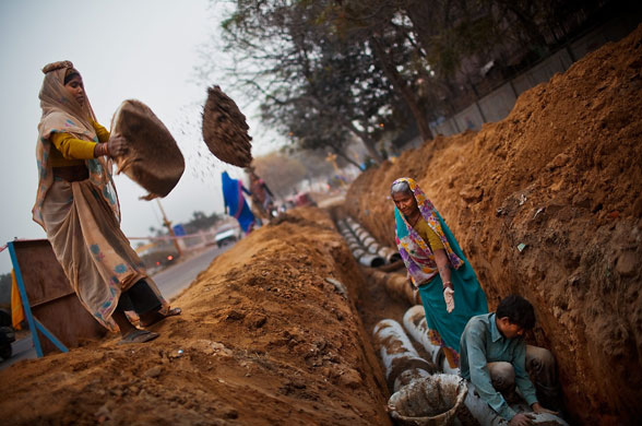 Labour in Delhi: Labour Force Work Under Difficult Conditions To Complete Commonwealth Games