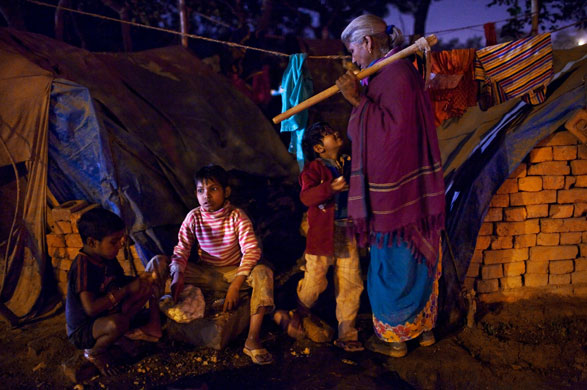 Labour in Delhi: Labour Force Work Under Difficult Conditions To Complete Commonwealth Games