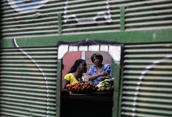 24 hours in pictures: Havana, Cuba: Women buy vegetables