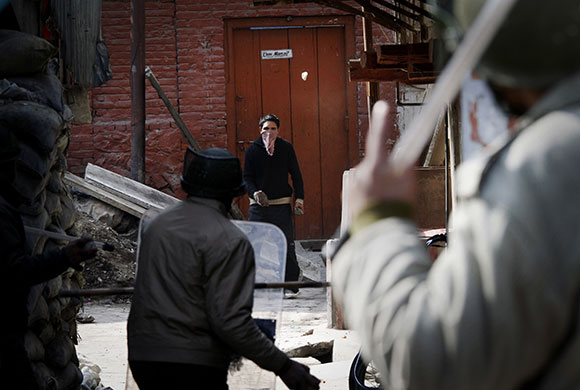 24 Hours in Pictures: A Kashmiri Muslim protester and Indian police throw stones at each other