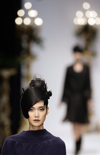 London Fashion Week: A model presents a creation on the catwalk during the Kinder Aggugini show