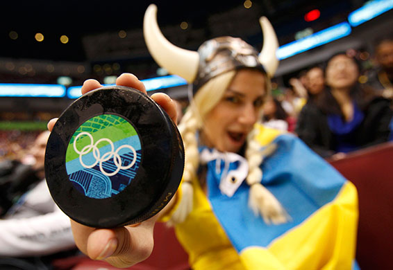 A-Swedish-fan-with-puck-001.jpg