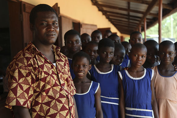 Ghana: Headteacher Albert Amjomoah-Wayo of Ampisu Primary with his class