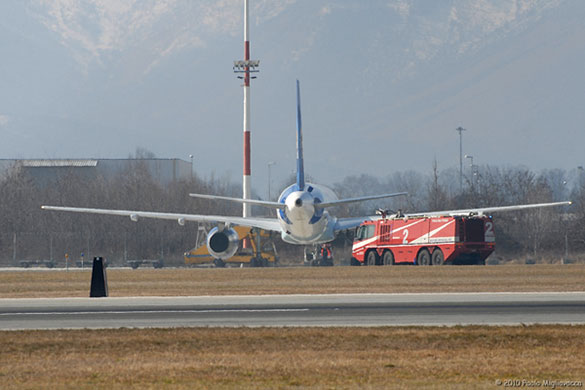 Fuel leak forces Thomas Cook Boeing 757 to make emergency landing at Caselle airport, Turin