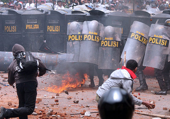 24 hours in pictures: Makassar, Indonesia: Residents clash with police