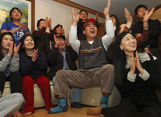 Winter Olympics Day 12: South Korean speedskater Lee Seung-hoon's family celebrate in Seoul