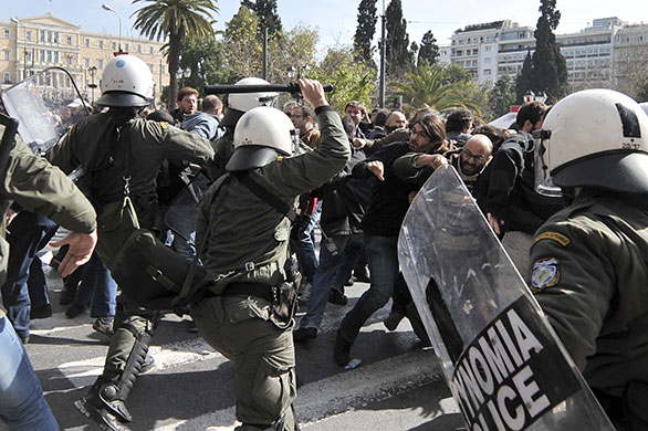 Clashes in Greece: Police baton charge protesters
