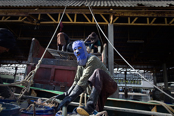 24 hours: Mahachai, Thailand: Cambodian and Burmese migrants unload fish off a boat 