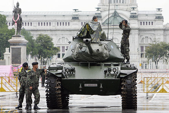 Thaksin Shinawatra: 20 September 2006: Soldiers stand guard on a military tank