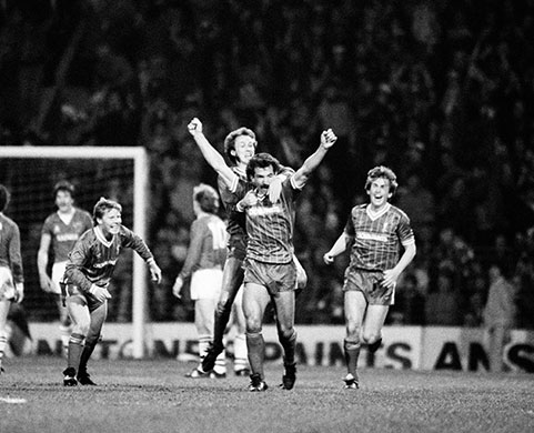 league cup: 1984 League Cup final - Souness celebrates scoring the winner