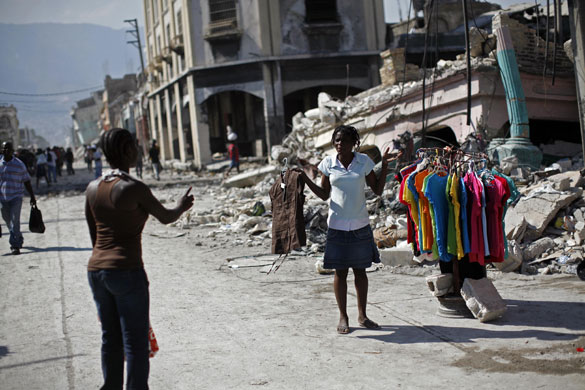24 Hours in Pictures: A street seller discuss with a customer in downtown Port-au-Prince