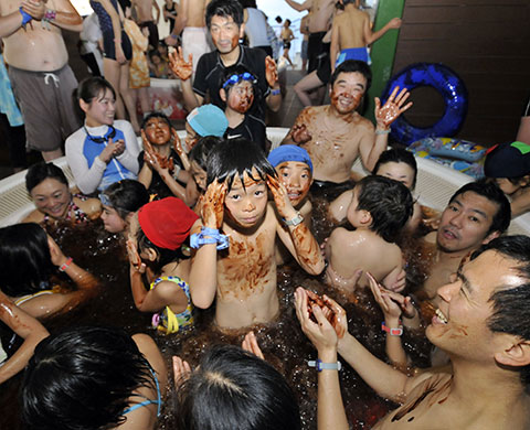 7 February 2010: Hakone town, Japan: Visitors dab chocolate syrup on their faces