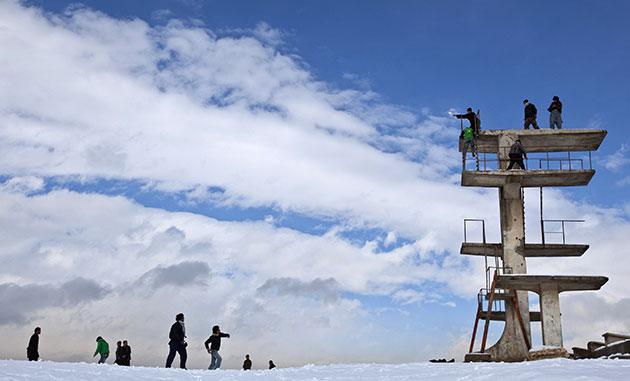 24 hours in pictures: Kabul, Afghanistan: Men throw snow balls