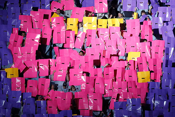 Olympics : Spectators watch the closing ceremony