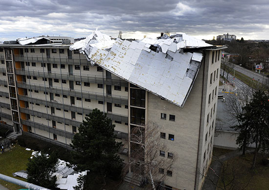 Storm damage in Europe: The roof of an apartment building hangs to the side of the house in Mainz