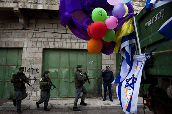 24 hours in pictures: Hebron, West Bank: Israeli border police stand