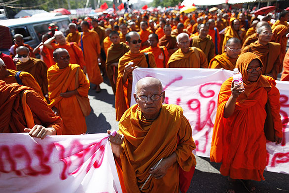 Thailand protests: Hundreds of Buddhist monks hold banners as they  join Thaksin supporters