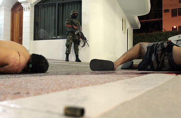 24 hours in pictures: shoot-out in Acapulco, Mexico